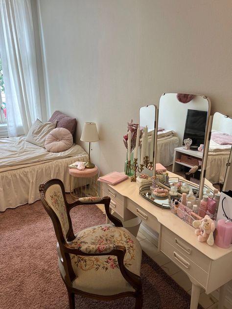 50s Aesthetic Bedroom, Vintage Girly Room, 50s Room Aesthetic, 50s Bedroom Aesthetic, Vanity In Front Of Window, Cute Aesthetic Rooms, 50s Bedroom, Comfort Corner, Rooms Decoration