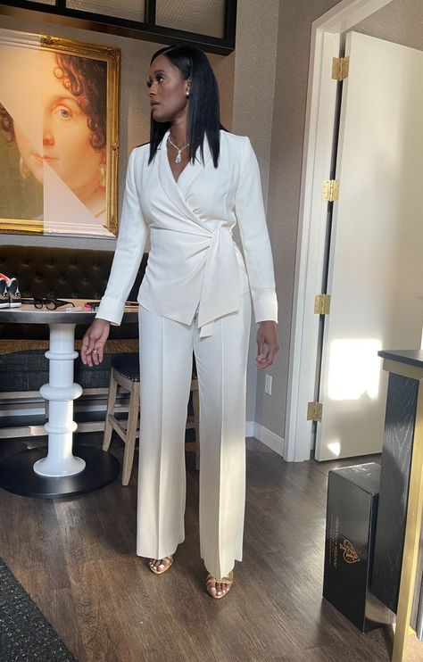 White Suit For Graduation, White Graduation Pantsuit, Womens Suit Professional, Professional White Dress, White Pants Suits For Women Classy, Pants Suits For Women Graduation, Swearing In Ceremony Outfit, White Suit Black Woman, University Graduation Suit For Women