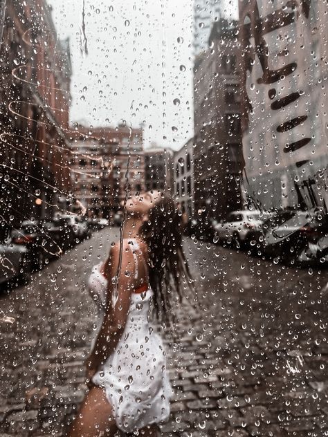 Dress In The Rain, Raining Photoshoot, Women In The Rain, Lady In Rain, Photoshoot In Rain, Photoshoot In The Rain Photo Ideas, Rain Photoshoot Ideas, Photoshoot In The Rain, Rainy Photoshoot Ideas