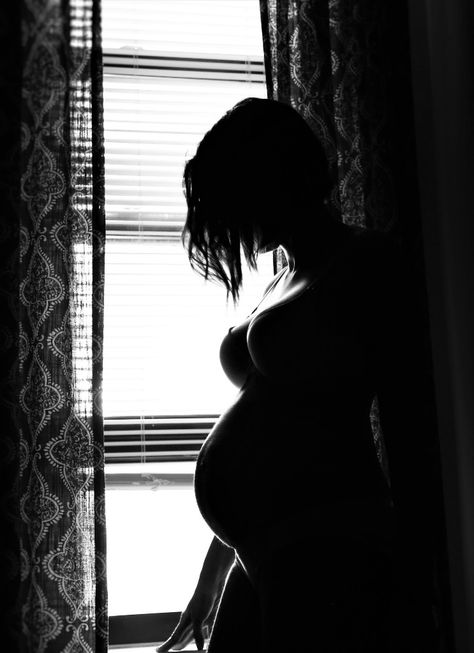 Silhouette Maternity, Trendy Photography, Maternity Photoshoot Poses, Photography Jobs, Maternity Poses, Online Photography, Diy Photography, Maternity Portraits, Pregnant Woman