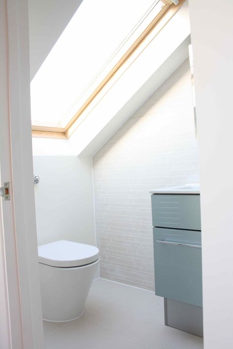 toilet below large window Tiny Loft Bathroom, Loft Conversion Landing, Attic Toilet, Eaves Bathroom, Loft Toilet, Attic Ensuite, Loft Ensuite, Messy Bathroom, Loft Conversion Design