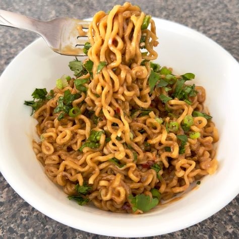 Ramon Noodles, Peanut Butter Ramen, Kimchi Ramen, Top Ramen, Ramen Recipe, Peanut Butter Sauce, Buttered Noodles, Ramen Recipes, 2000 Calorie Diet