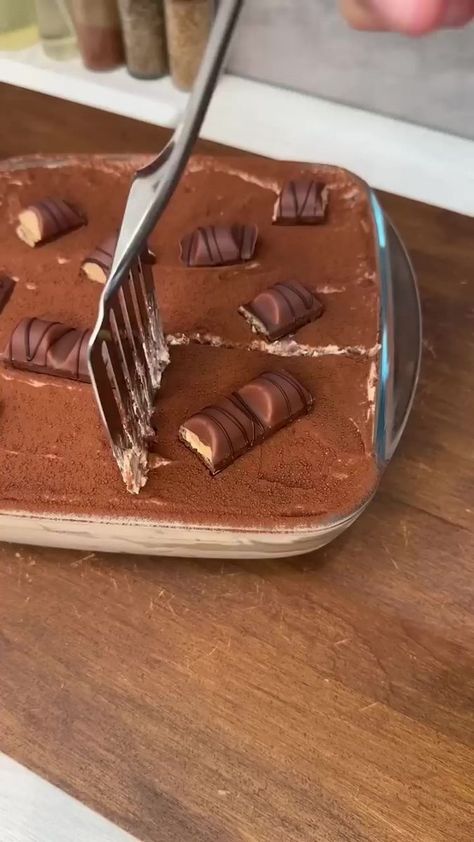 Gâteau au kinder bueno facile à faire !! 🤤🍰 #reels #recette #gâteau #kinderbueno #seizemay #cuisine #recette #cuisinefacile #cuisinefrancaise | Seize May Rediff | Classic Cookies Recipes, Chocolate Cake Recipe Easy, Tiramisu Cake, Tiramisu Recipe, Sweet Snacks Recipes, Easy Baking Recipes, Cooking Recipes Desserts, Food Videos Cooking, Easy Cake Recipes