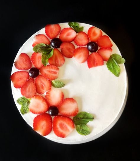 Tort Special, Glutenfri Baking, Fruit Cake Design, Decorações Com Comidas, Amazing Food Decoration, Easy Food Art, Food Garnishes, Strawberry Cakes, In Front Of House