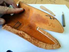 Diy Leather Knife Sheath, Diy Leather Sheath, Leather Knife Sheath Pattern, Diy Leather Working, Back House, Leather Working Projects, Leather Working Tools, Diy Leather Projects, Leather Craft Patterns