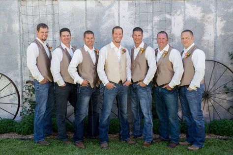 Country Groomsmen, Rustic Wedding Groomsmen, Jeans Wedding, Wedding Groomsmen Attire, Groomsmen Looks, Rustic Farm Wedding, Groomsmen Outfits, Country Barn Weddings, Wedding Groomsmen