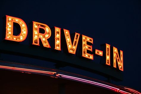 Drive Movie, Summer Movie Night, Cheap Date Ideas, Drive In Movie Theater, Good Drive, Summer Movie, Drive In Theater, Drive In Movie, Theatre Set