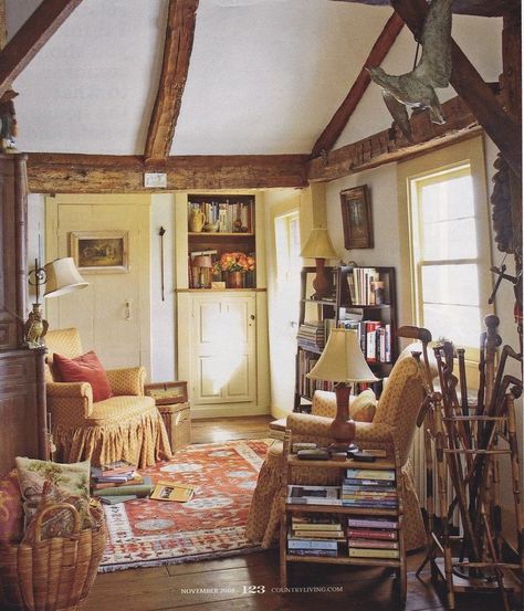 10 Ways to Spruce Up Our Homes This Fall English Cottage Interiors, Cottage Interior Design, Lots Of Books, English Cottage Decor, Cottage Decorating, Cottage Room, English Country Decor, Casa Country, English Decor