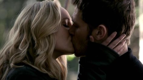 Also, The Originals was going to end with Klaus and Caroline getting together — The Vampire Diaries ending changed this one. Klaus And Caroline Kiss, The Vampire Diaries Characters, Klaus And Caroline, Vampire Diaries Movie, Vampire Diaries Quotes, Vampire Diaries Guys, Vampire Diaries Funny, Original Vampire, Vampire Diaries Cast