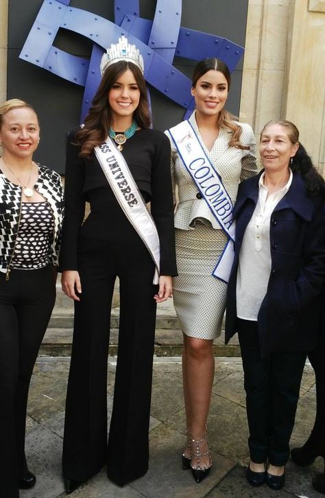 Paulina Vega with the actual Miss Colombia, Ariadna Gutierrez in Bogotá, Colombia. Dayana Mendoza, Miss Universe 2014, Miss Colombia, Miss Universe, Beauty Pageant, Beauty Queens, Powerful Women, Academic Dress, Universe