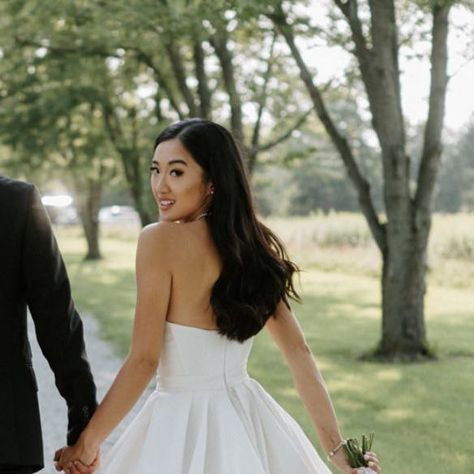 Mel Hwang on Instagram: "BRIDAL/DRESS POSES for that special day or just about any special event 📸🫶🏻 TIPS: - these were inspired by our wedding but the poses can be used for just about any occasion, wedding or not - these work best when you have a large dress and/or are meant to make an otherwise hard-to-move-in outfit, more dynamic -because wedding dresses are often hard to manage, consider small micro movements instead of big poses, but opt for more feeling than your basic “smile to the cam 2023 Bridal Dress, Mel Hwang, Nikah Photography, Becoming An Event Planner, Dress Poses, Video Inspiration, Bride Photoshoot, Large Dress, Bridal Photos