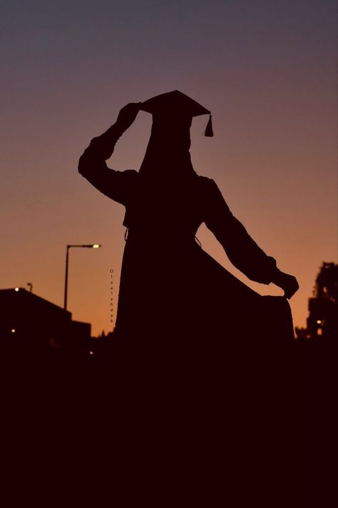 Graduation Wallpaper, Graduation Images, American States, Graduation Photography Poses, Graduation Poses, Graduation Picture Poses, Sky Photography Nature, Graduation Photography, Graduation Photoshoot