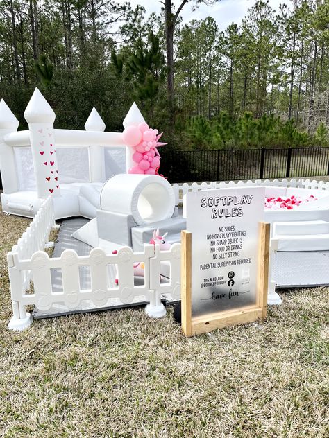 This softplay setup is PERFECT for toddlers at a Valentine's Day party! They'll have a blast while you relax and eat chocolate 💖🍫 Softplay Business, Soft Play Business, Indoor Bounce House Business, Soft Play Party Set Up, Bounce House Rentals Business, Soft Play Party Rental, White Castle Bounce House, Kids Birthday Party Activities, Party Rentals Business