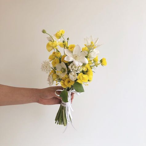 Yellow Wedding Flowers Bouquet, Florist Aesthetic, Yellow Flowers Bouquet, White Lily Bouquet, Yellow Bridal Bouquets, Real Wedding Flowers, Small Bridal Bouquets, Yellow Wedding Bouquet, Small Wedding Bouquets