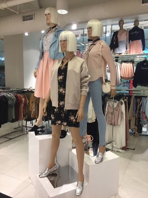 Retail Display Ideas Boutiques, Forever 21 Clothes, Store Pics, Top Spring Outfits, Unique Mannequin, Forever 21 Outfits, Clothing Store Displays, Clothing Store Design, Visual Merchandising Displays