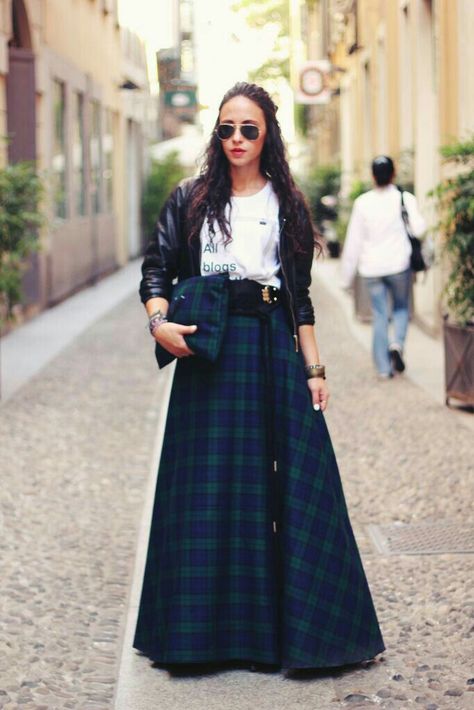 Long Plaid skirt Tartan Skirt Outfit, Scottish Dress, Long Plaid Skirt, Plaid Skirt Outfit, Tartan Fashion, Long Outfit, Tartan Skirt, Plaid Pleated Skirt, Maxi Skirt Outfits