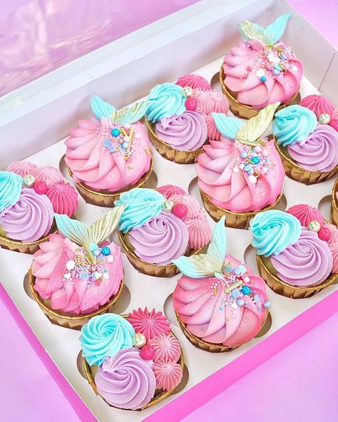 Elle Bakes on Instagram: "✨🧜🏼‍♀️🧁 Mermaid cupcakes 🧁 🧜🏼‍♀️ ✨ Using @happysprinkles_ dancing queen 👑 @colour.mill hot pink, candy & baby blue @cakecraftcompany cupcake cases & hot pink cupcake box #mermaidcupcakes #mermaidcake #birthdaycake #cake #caketrend #mermaidparty #cakeinspiration #cupcakeideas #cupcakesofinstagram #cakesofinstagram #ellebakes" Pink Mermaid Cake, Hot Pink Cupcakes, Hot Pink Candy, Cupcake Piping, Girls Party Ideas, Mermaid Cupcakes, Mermaid Theme Birthday Party, Glitter Cupcakes, Mermaid Pink