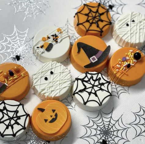 #halloween #halloweenoreos #oreos #spooky Halloween Sugar Cookies Decorated, Oreo Treats, Halloween Oreos, Postres Halloween, Oreo Cookies Dipped, Chocolate Covered Cookies, Halloween Cake Pops, Cake Pop Decorating, Chocolate Dipped Oreos