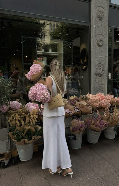 Light Aesthetic Fashion, Natural Pink Aesthetic, Flower Market Pictures, Spring Content Ideas Instagram, Girly Minimalist Aesthetic, Elegant Life Aesthetic, Feminine Lifestyle Aesthetic, Minimalistic Chic Outfits, Happy Women Aesthetic