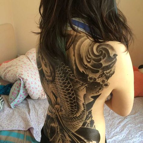 vemos la foto de una mujer con tatuaje en la espalda entera Samoan Tattoos, Marquesan Tattoos, Samoan Tattoo, Full Back Tattoos, Flash Tattoos, Full Sleeve Tattoos, Full Sleeve Tattoo, Large Tattoos, Celebrity Tattoos