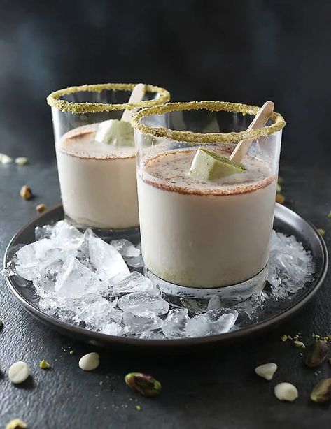 Rum Popsicles, Pistachio Martini Recipe, Pistachio Martini, Pistachio White Chocolate, Unique Desserts, Festive Drinks, Holiday Cocktail, Martini Recipes, Food Pairings