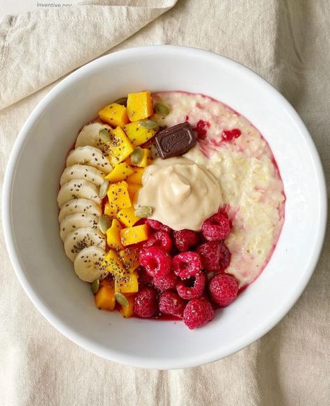 Mango Sticky Oatmeal, Mango Breakfast, Bariatric Meals, Raspberry Banana, Yogurt Bowls, Aesthetic Breakfast, Frozen Mango, Oatmeal Bowls, Kawaii Cooking