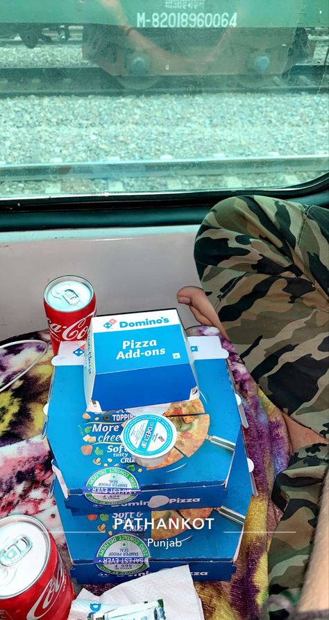 Pizza snapchat in train Train Food Snapchat, Train Food Snap, Train Snapchat Stories, Train Snapchat, Pizza Snapchat, Eating Food Funny, Meal Train Recipes, Funny Snaps, Alcohol Party