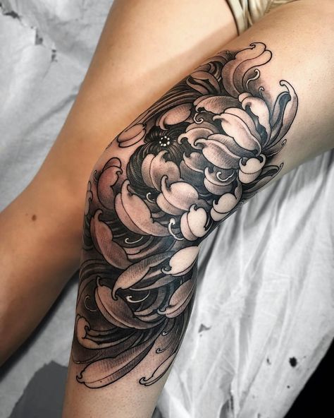 Wonderful b&g chrysanthemum done on girls thigh, knee and calf. Tattoo Knee, Tato Maori, Bodysuit Tattoos, Knee Tattoos, Japanese Flower Tattoo, Chrysanthemum Tattoo, Tattoo Trend, Geniale Tattoos, Asian Tattoos