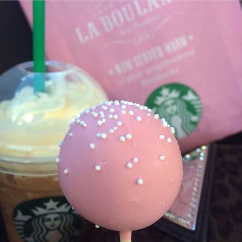 starbucks cake pop Cake Pop Aesthetic, 2013 Nostalgia, Starbucks Cake Pops, Princess Food, Starbucks Cake, Starbucks Birthday, Pink Snacks, Pop Aesthetic, Starbucks Frappuccino