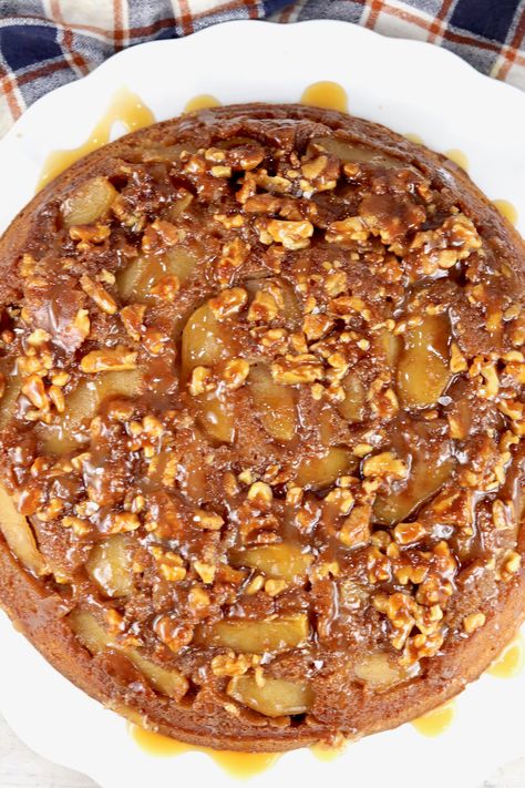 Walnut Upside Down Cake, Apple Upside Down Cake, Upside Down Apple Cake, Caramelized Walnuts, Apple Walnut, Apple Cake Recipes, Favorite Dessert Recipes, Spice Cake, Apple Desserts