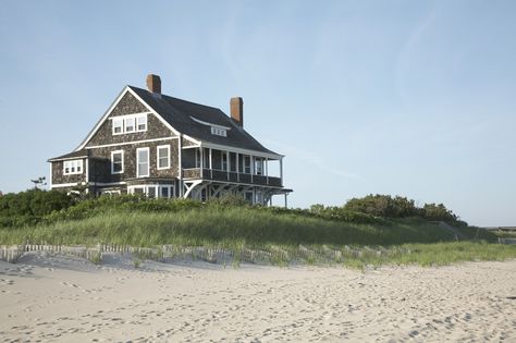 A Glimpse Inside Some of the Hamptons’ Most Gorgeous Homes Nantucket Houses, Hampton Beach House, The Hamptons Houses, Hamptons Architecture, Hamptons Houses, Hampton Wedding, East Hampton Houses, Charming Dining Room, Hamptons Homes