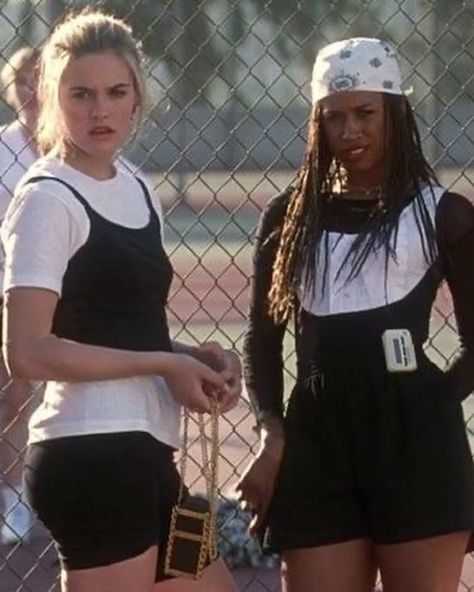 Say, Carrie, was that you going through Cher’s laundry? @sarahjessicaparker’s latest #AndJustLikeThat look has the simple 90s styling trick made iconic from the “Clueless” tennis scene. Shop the look (for legit $5) now at the link in bio. Clueless Cher And Dionne, Dionne Clueless Outfits, Dionne Clueless, Motif Soutache, Cher And Dionne, Cher Outfits, Clueless Cher, Cher Clueless, Clueless Fashion