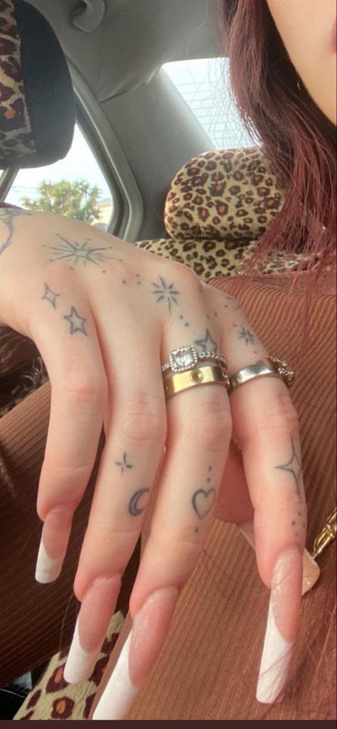 Cute Simple Finger Tattoos For Women, Cute Fake Tattoos, Girly Knuckle Tattoos, Tattoo Ideas Hands Women, Hand Tattoos Feminine, Girly Hand Tattoos Ideas, Mystical Hand Tattoo, Ethereal Hand Tattoo, Cute Hand Tats