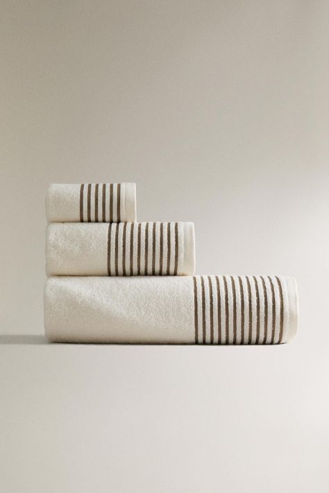 COTTON BATH TOWEL WITH A STRIPED BORDER - Oyster-white | ZARA United States Zara Home Towels, Green Bath Towels, Striped Bath Towels, Simple Bathroom Decor, Trench Coat Dress, Striped Towels, Cardigan Sweater Dress, Cardigan Sweater Jacket, Cotton Bath Towels