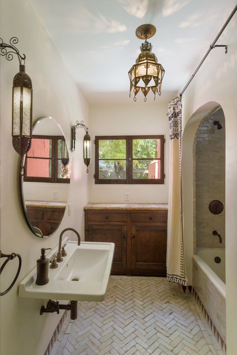 Spanish-style house oozes charm and color for $875K in Glendale - Curbed LAclockmenumore-arrow : The three-bedroom was built in 1929 Spanish Colonial Bathroom, Colonial Bathroom, Spanish Bedroom, Spanish Style Bathrooms, Spanish Bathroom, Spanish Home Decor, Hacienda Style Homes, Spanish Decor, Spanish Style Home