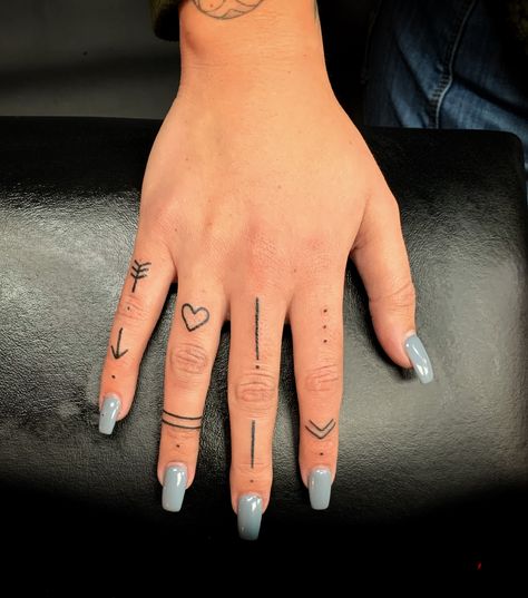 999 Tattoo, Simple Hand Tattoos, Thumb Tattoos, Cute Henna Tattoos, ليلو وستيتش, Cute Finger Tattoos, Henna Inspired Tattoos, Tato Henna, Finger Tattoo For Women