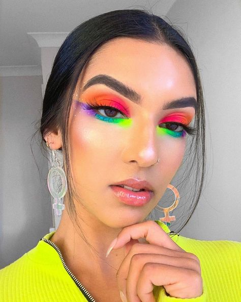 PRIDE MONTH 🏳️‍🌈 Prepare yourself for an influx of rainbow looks ✨ Everybody say LURV ❣️ _ Using: @anastasiabeverlyhills Riveria Palette,… Bright Makeup Looks, Party Eye Makeup, Make Up Designs, Neon Makeup, Bright Makeup, Pride Makeup, Rave Makeup, Rainbow Makeup, Beauty Make-up