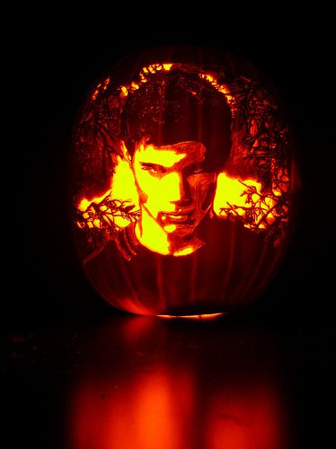 Jake-O'-Lantern! :) Twilight Pumpkin Carving, Twilight Pumpkin, Twilight Jacob, Fantasy Romance Novels, Cute Pumpkin Carving, Red Carpet Premiere, Pumkin Carving, Creative Pumpkin Carving, Team Jacob