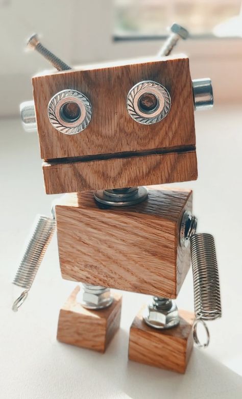 Scrap Wood Art, Wooden Robot, Recycled Robot, Wooden Workshops, Scrap Wood Crafts, Wood Projects For Kids, Making Wooden Toys, Wood Block Crafts, Robot Sculpture