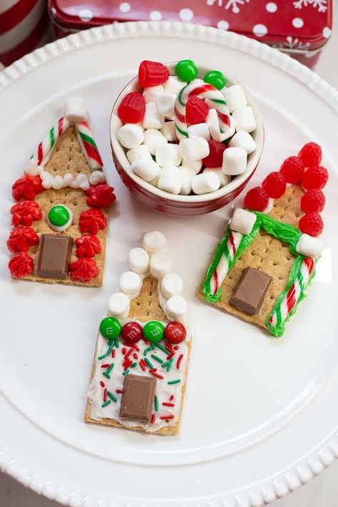 S'mores Gingerbread House (No Bake) | She's Not Cookin' Small Graham Cracker Gingerbread House, Ginger Bread House Graham Cracker, Christmas Cooking Preschool, Simple Graham Cracker Gingerbread House, Kindergarten Gingerbread House, Gingerbread House Using Graham Crackers, No Bake Gingerbread House, Gingerbread House Easy Kids, Gramcracker Gingerbread House