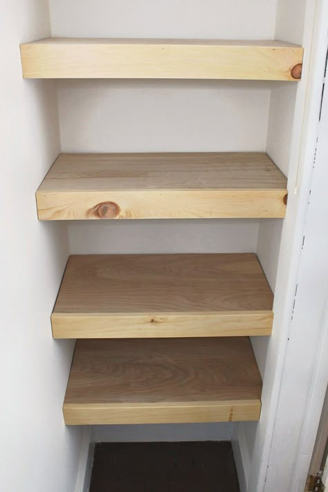 A DIY tutorial for making easy and pretty plywood shelves for your linen closet. Make your closet organized, functional and user friendly with shelves. Timber Bookshelves, Desk Stations, Shelves Alcove, Bookshelves Desk, Diy Nook, Desk Build, Alcove Wardrobe, Alcove Ideas, Alcove Shelves