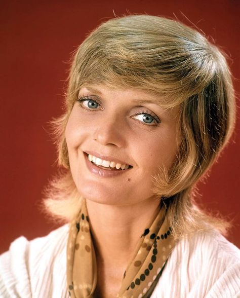 Florence Henderson (1934-2016) Carol Brady Haircut, Carol Brady, Florence Henderson, 1970s Hairstyles, Bottle Blonde, Female Icons, The Brady Bunch, Brady Bunch, Bad Haircut