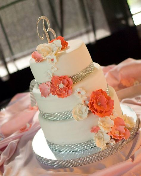 Wedding cake Coral And Gray Wedding, Grey Wedding Ideas, Coral Wedding Cakes, Gray Wedding Cake, Wedding Cake Peach, Cake Roses, Wedding Cake Navy, Coral Wedding Flowers, Floating Candles Wedding