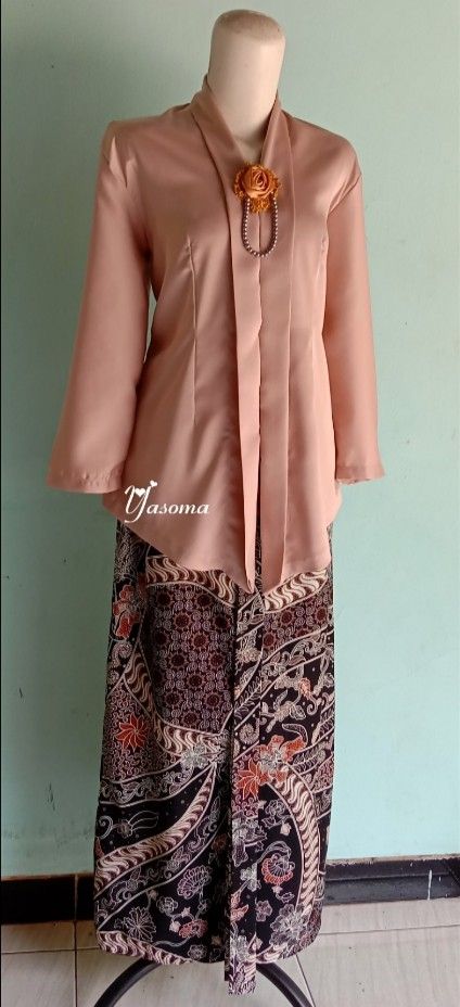 Satin Outfit, Bodo, Ootd Hijab, Satin Top, Fashion 2020, Batik, Satin, Fashion Trends