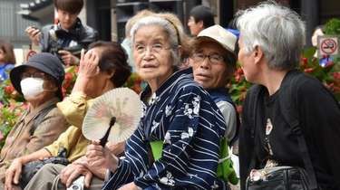 Elderly residents rest in the grounds of a temple in Tokyo on September 15, 2014 as the country marks Respect-for-the-Aged-Day. Aging Population, Japanese People, Shiga, Japanese Men, Old Age, Old People, Japanese Women, Tokyo Japan, Longer Life