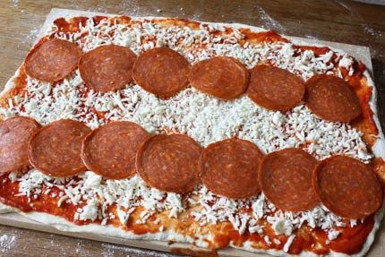 pizza-on-a-stick Pre Made Camping Meals, Pizza Logs, Meals For Camping, Campfire Pizza, Pizza Pinwheels, Pizza Roll Recipe, Pizza Roll, French Bread Pizza, Foil Packet Meals