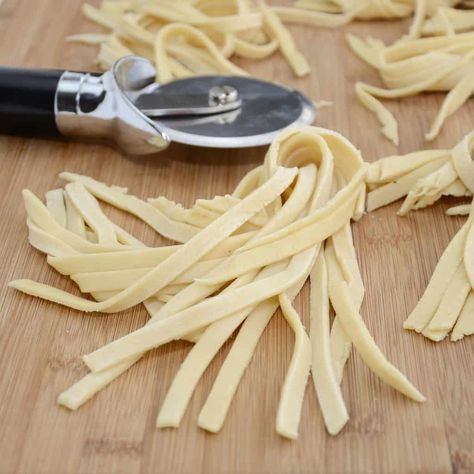 Homemade Egg Noodles Cooking Fresh Pasta, Food Noodles, Egg Noodle Recipes, Food Egg, Egg Food, Homemade Egg Noodles, Noodle Recipe, Pasta Sides, Homemade Noodles