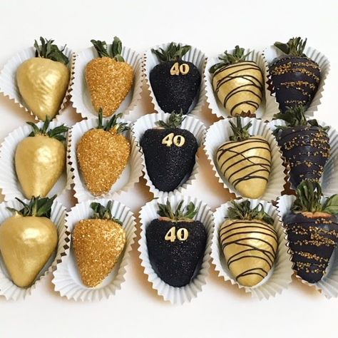 Black And Gold Strawberries, Gold Strawberries, Black And Gold Birthday Cake, Buffet Dessert, Blackberry Syrup, Gold Dessert, Chocolate Covered Fruit, Chocolate Covered Treats, Birthday Chocolates