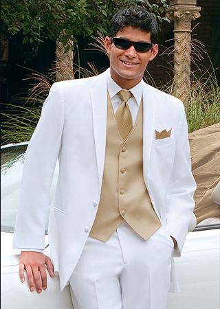 Chambelan de honor White Wedding Suits For Men, White Tuxedo Wedding, Beach Wedding Groomsmen, White Wedding Suit, White Tux, Groom Tuxedo, Wedding Suits Groom, White Tuxedo, White Suit