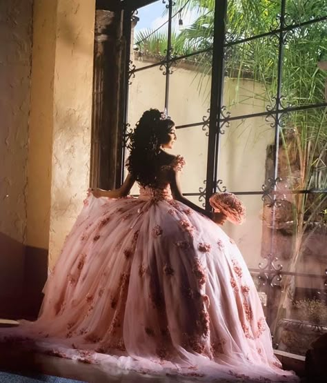 Photoshoot Quinceanera Ideas, Enchanted Forest Quinceanera Photoshoot, 15 Quinceanera Photoshoot, Quinceanera Entrance Photo, Pink Quince Photoshoot, Quinceanera Photo Ideas, Quincenera Family Photos, Quince Photoshoot Poses, Quince Photography